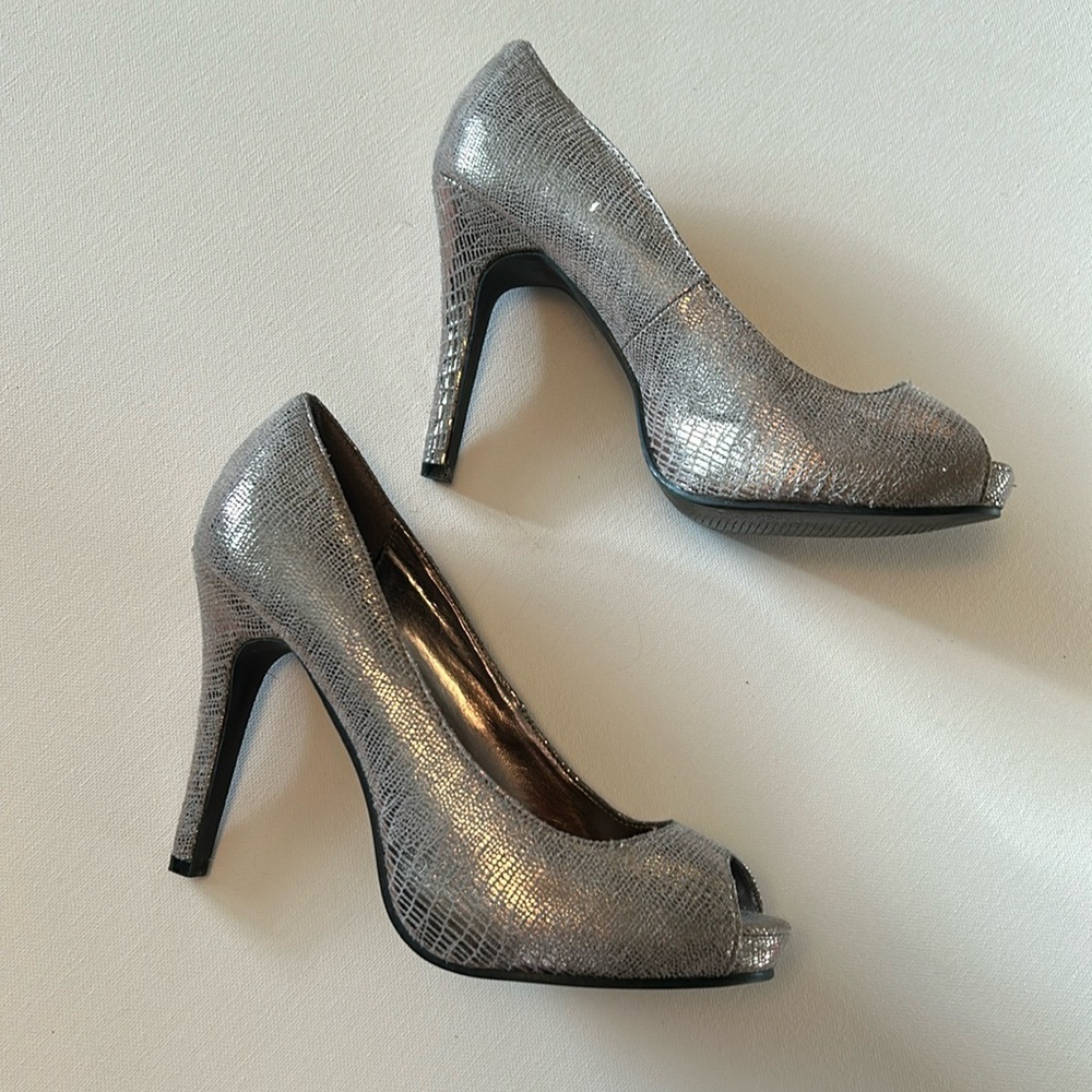 NWOT Metallic Snakeskin Peekaboo Toe Heels Charles Albert Pumps Shoes